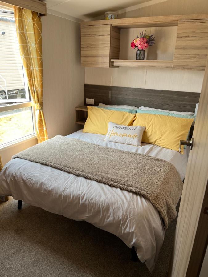 Beautiful Caravan In Trecco Bay! 74 Sycomore Бридженд Екстериор снимка