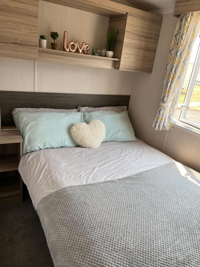 Beautiful Caravan In Trecco Bay! 74 Sycomore Бридженд Екстериор снимка